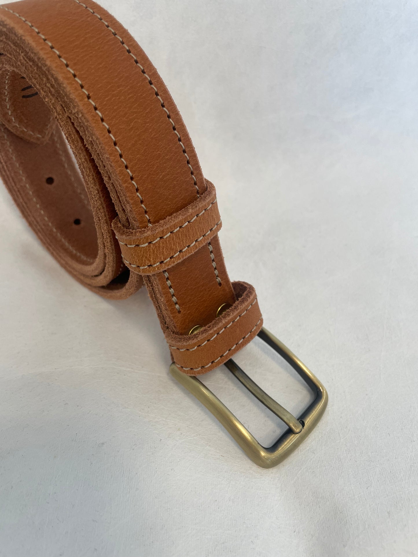 Ceinture artisanale en cuir cognac – Couture tout le tour boucle zamac dorée (30 mm)