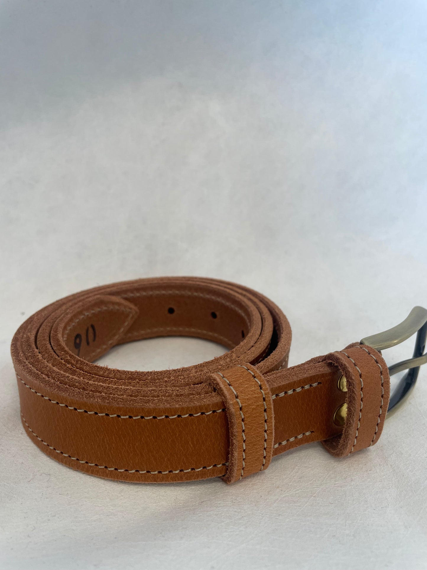 Ceinture artisanale en cuir cognac – Couture tout le tour boucle zamac dorée (30 mm)