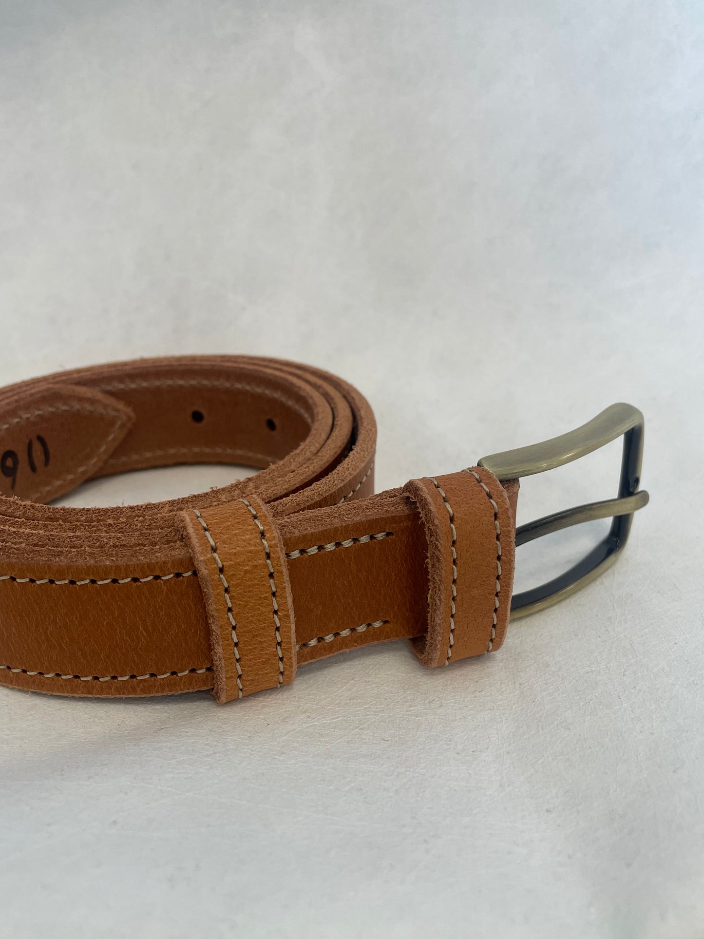 Ceinture artisanale en cuir cognac – Couture tout le tour boucle zamac dorée (30 mm)