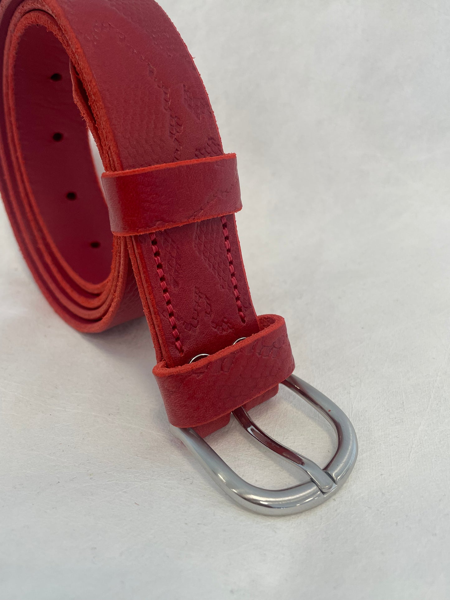 Ceinture artisanale en cuir rouge effet python – Boucle zamac argenté brossé (30 mm)