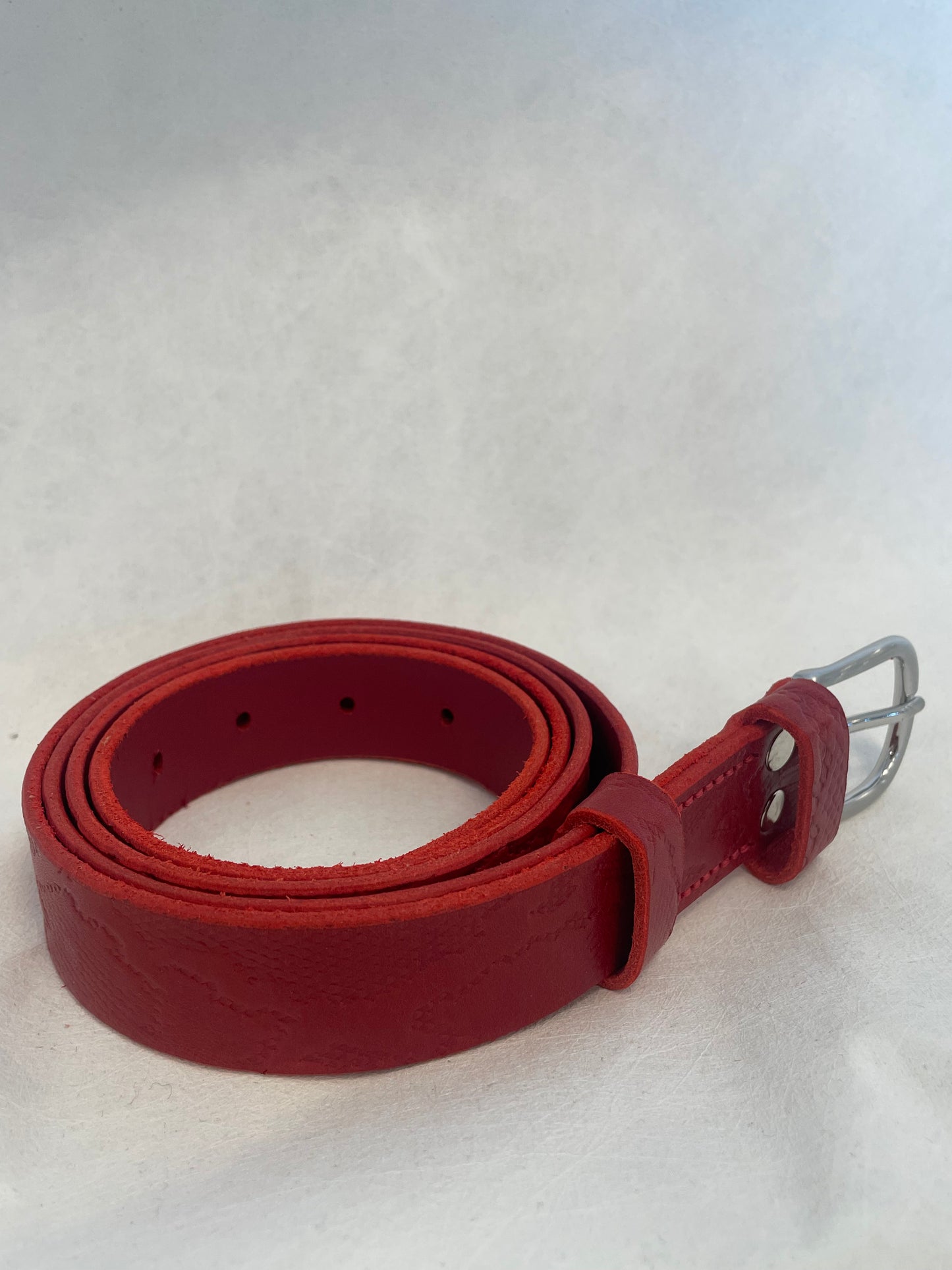 Ceinture artisanale en cuir rouge effet python – Boucle zamac argenté brossé (30 mm)