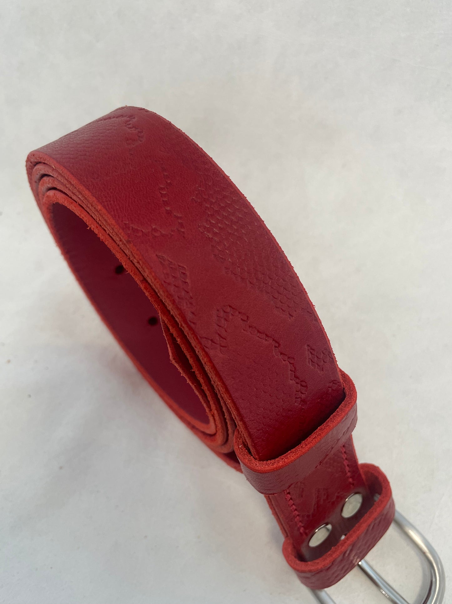 Ceinture artisanale en cuir rouge effet python – Boucle zamac argenté brossé (30 mm)