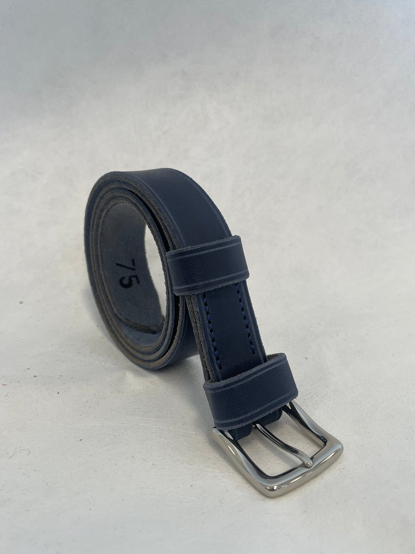 Ceinture artisanale en cuir bleu marine – Boucle laiton nickelé (25 mm)