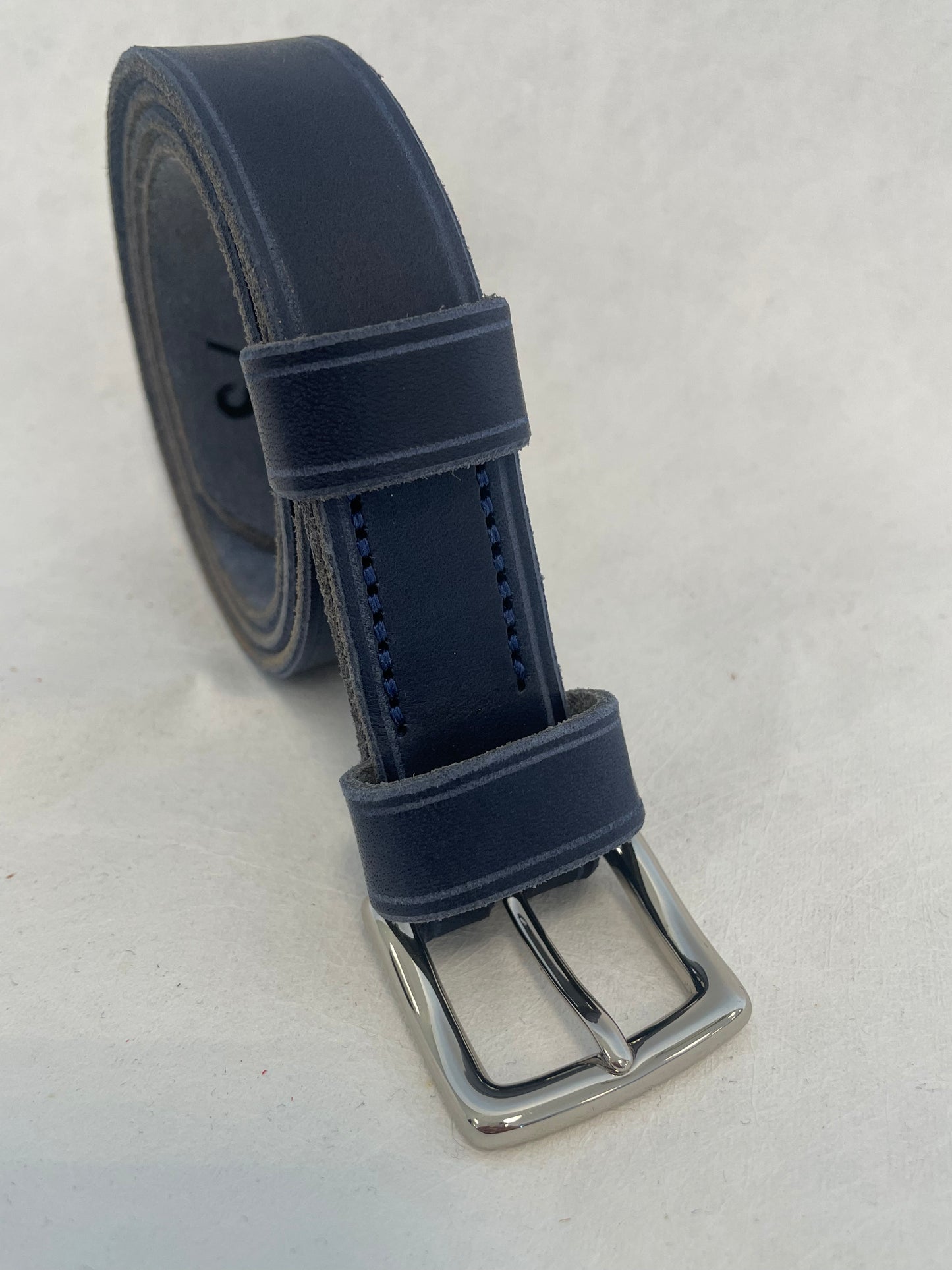 Ceinture artisanale en cuir bleu marine – Boucle laiton nickelé (25 mm)