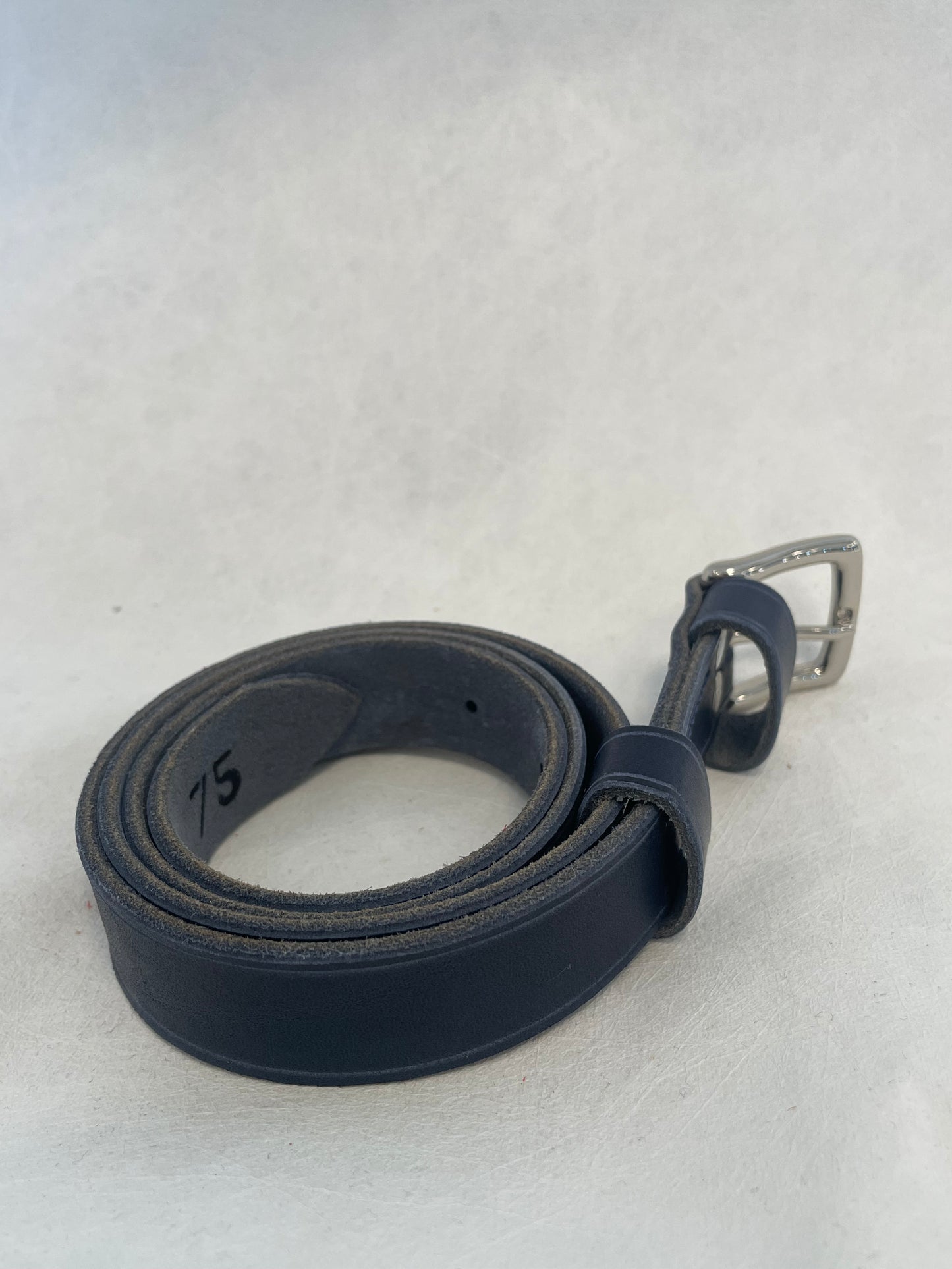 Ceinture artisanale en cuir bleu marine – Boucle laiton nickelé (25 mm)