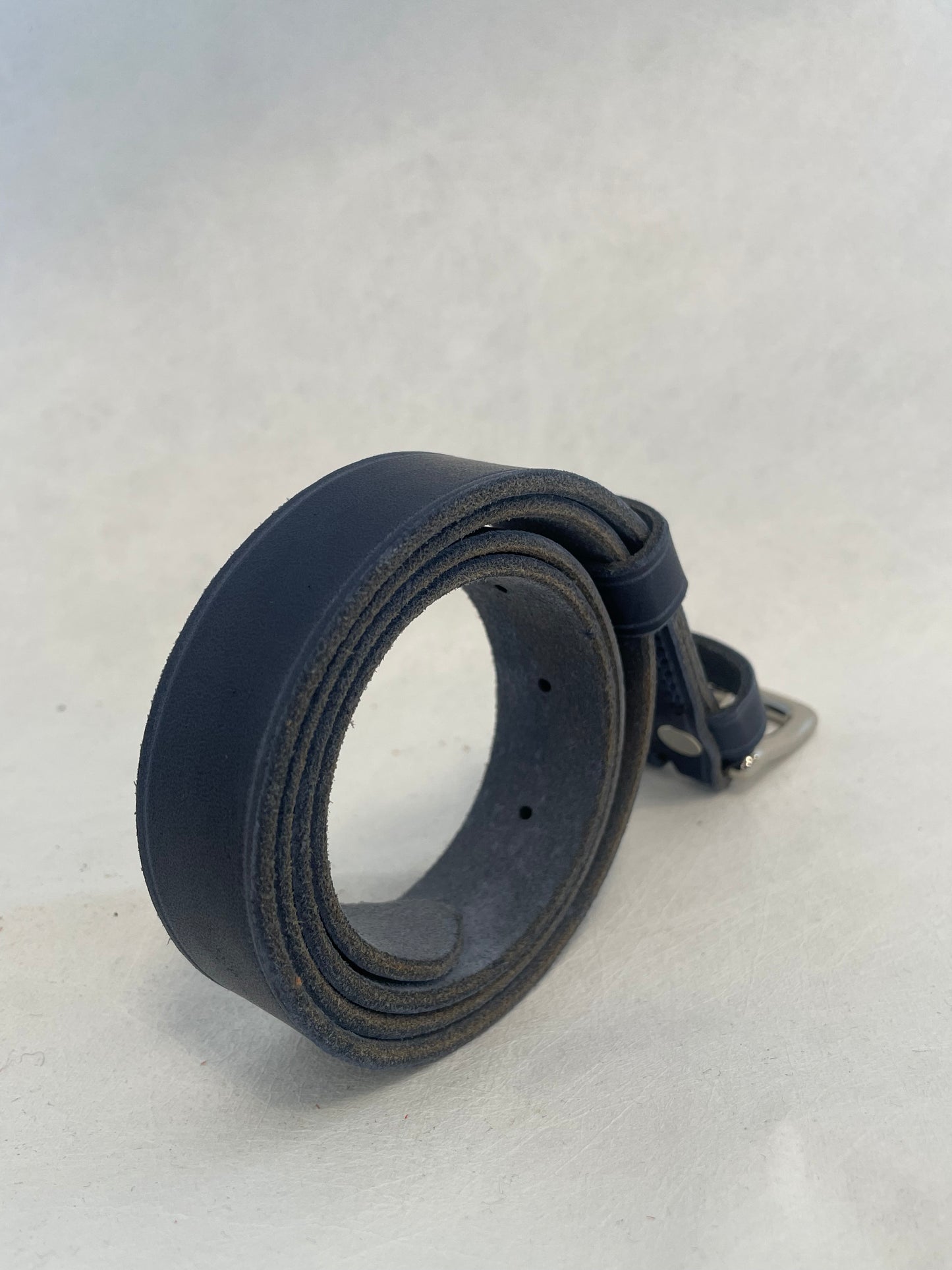 Ceinture artisanale en cuir bleu marine – Boucle laiton nickelé (25 mm)
