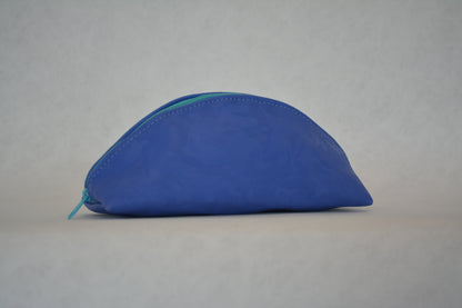 Trousse bleue à motifs