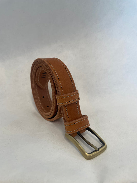 Ceinture artisanale en cuir cognac – Couture tout le tour boucle zamac dorée (30 mm)