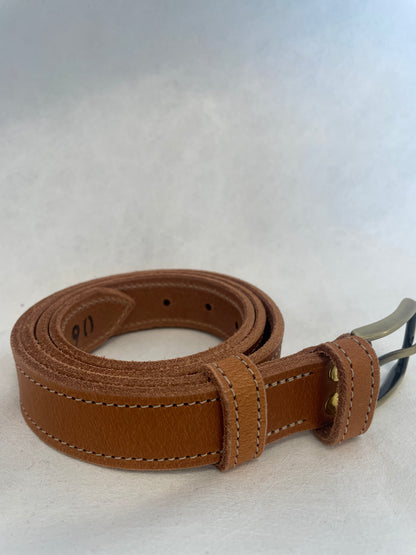 Ceinture artisanale en cuir cognac – Couture tout le tour boucle zamac dorée (30 mm)