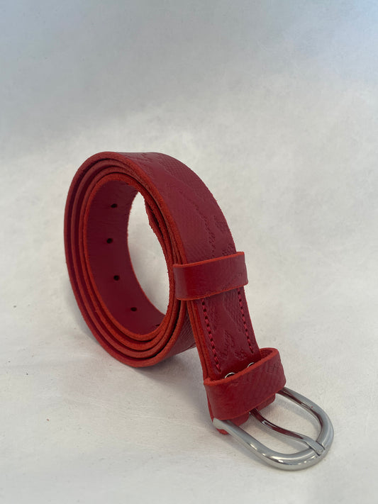 Ceinture artisanale en cuir rouge effet python – Boucle zamac argenté brossé (30 mm)