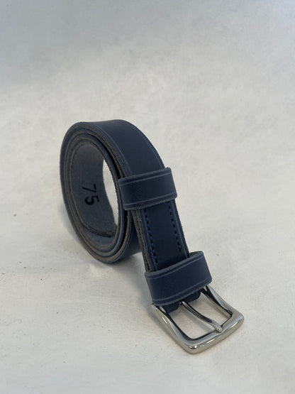 Ceinture artisanale en cuir bleu marine – Boucle laiton nickelé (25 mm)