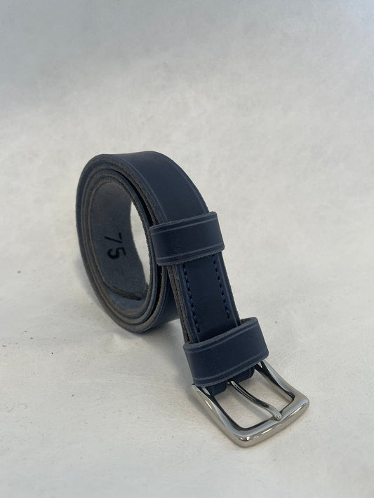 Ceinture artisanale en cuir bleu marine – Boucle laiton nickelé (25 mm)