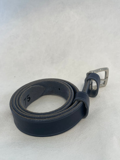 Ceinture artisanale en cuir bleu marine – Boucle laiton nickelé (25 mm)