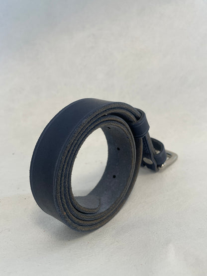 Ceinture artisanale en cuir bleu marine – Boucle laiton nickelé (25 mm)